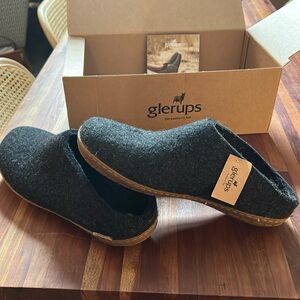 Glerups. Mens. 42. Charcoal. Honey rubber.